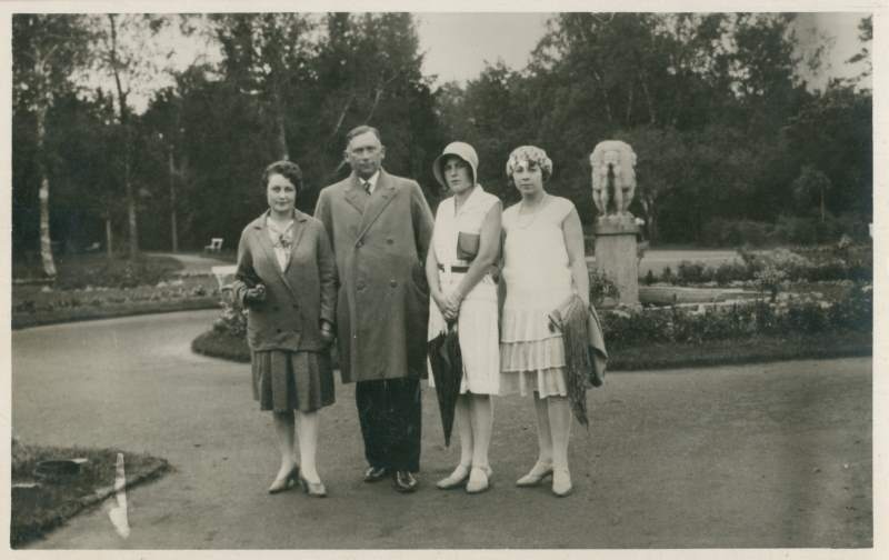 Foto. Seltskond Pärnu mudaravila ees. Pärnu arst Johann Schanini perekonna fotod.