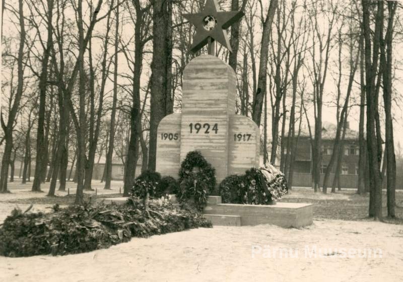 Foto. Pärnu Vanasse parki 1. dets. 1940 a. ümbermaetute haud esimese puust monumendi ja rohkete pärgadega.