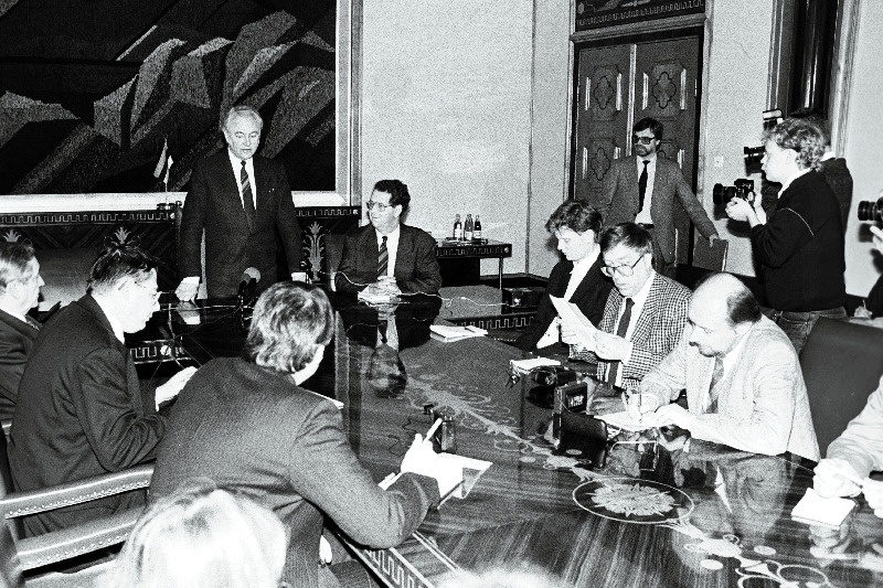 Rootsi ajakirjanikud A. Rüütliga kohtumas, paremal Andres Küng.