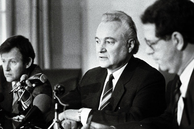 Rootsi ajakirjanikud A. Rüütliga kohtumas, paremal Andres Küng.