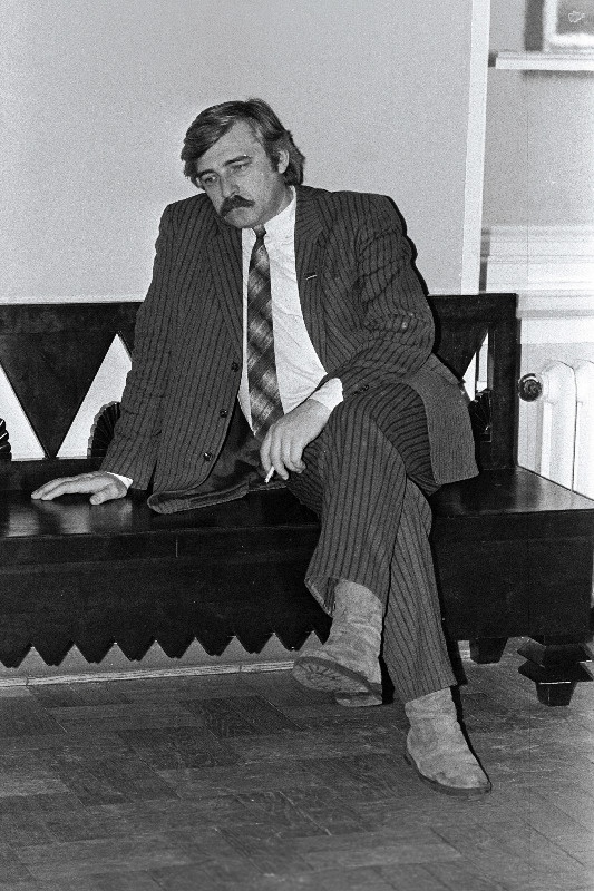 EV Ülemnõukogus. V. Lebedev koridoris istumas.