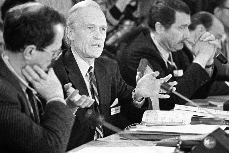 Inimõiguste alane konverents. Osavõtja kõneleb laua tagant.