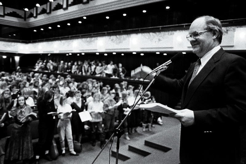 Lääne ühislaulupidu "Laulusillad" I proov. Koori juhatab mr John Williams USA-st.