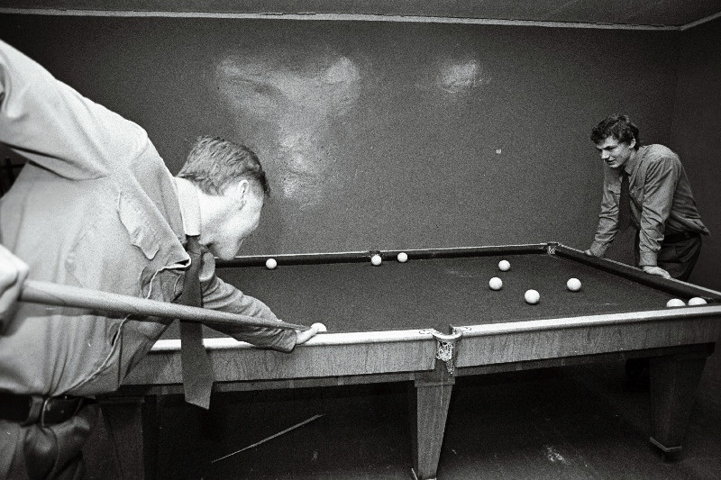 Paikuse Politseikoolis. Piljardit mängimas.