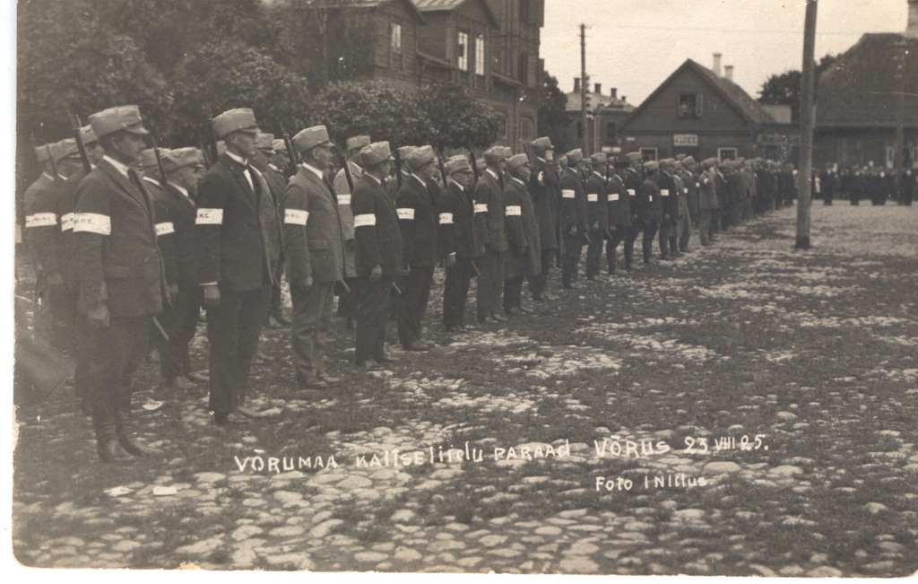 Foto. Võrumaa Kaitseliidu paraad  Võru turuplatsil 23.augustil 1925.a. Jaan Niiluse foto.