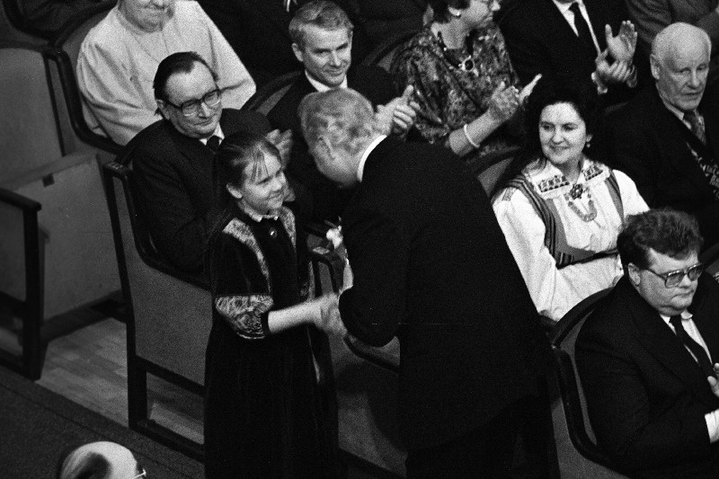 Eesti Vabariigi 73. aastapäevale pühendatud pidulikul koosolekul "Estonias". A. Rüütlile lilled saalis.