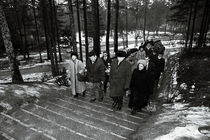 Valitsus ja omaksed K. Pätis haual Metsakalmistul.