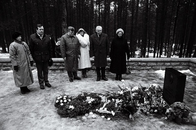 Valitsus ja omaksed K. Pätis haual Metsakalmistul.  duplicate photo