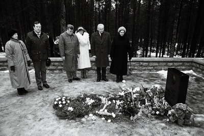 Valitsus ja omaksed K. Pätis haual Metsakalmistul.  duplicate photo