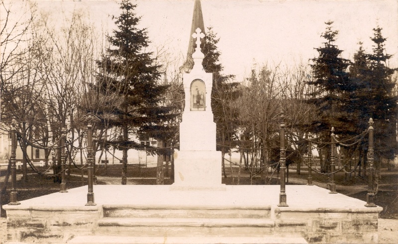 Foto. Nn. Borki mälestussammas Haapsalu turuplatsil. Püstitatud raudteeõnnetuse mälestuseks Borki küla juures.