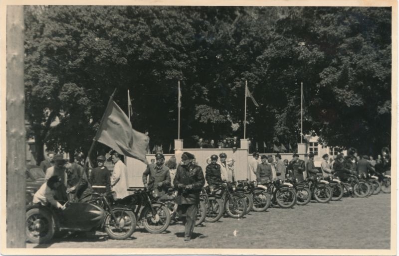 Foto. Armee Abistamise Vabatahtliku Ühingu propaganda ringsõidu mootorratturid Haapsalus Turuplatsil. 17.07.1950.