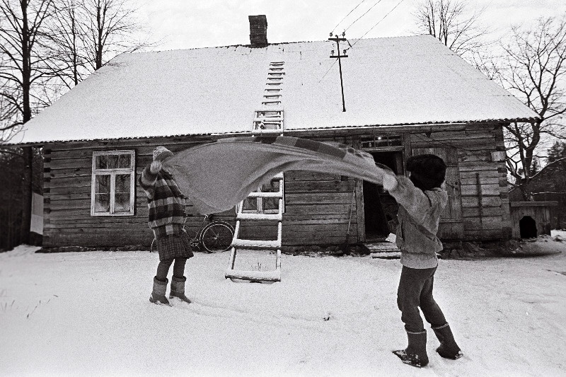 Kaido Kama koduõues lapsed tekiga.