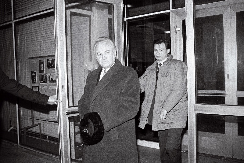 A. Rüütel saabub pressikonverentsile ajakirjandusmajja Referendum.