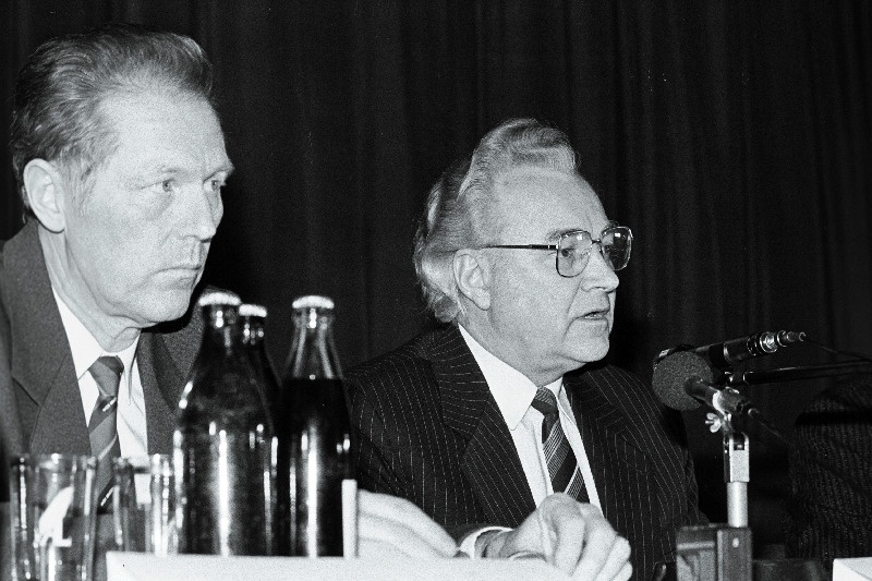 Arnold Rüütli pressikonverents ajakirjanikemajas, laua taga , mikrofon ees.