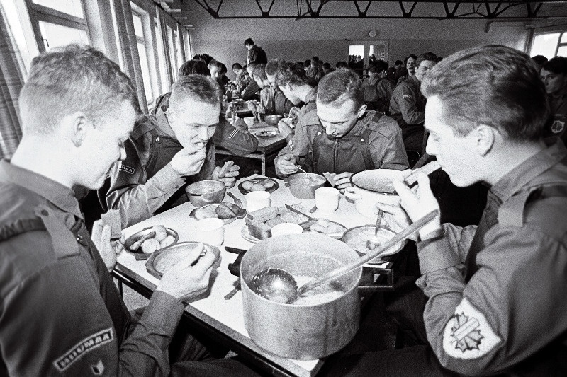 Piiriteenistuseõppused Remniku õppeksekuses. Söögisaalis.