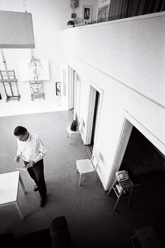 Ateljee ülevalt võetud, O. Subbi keskel laua juures.