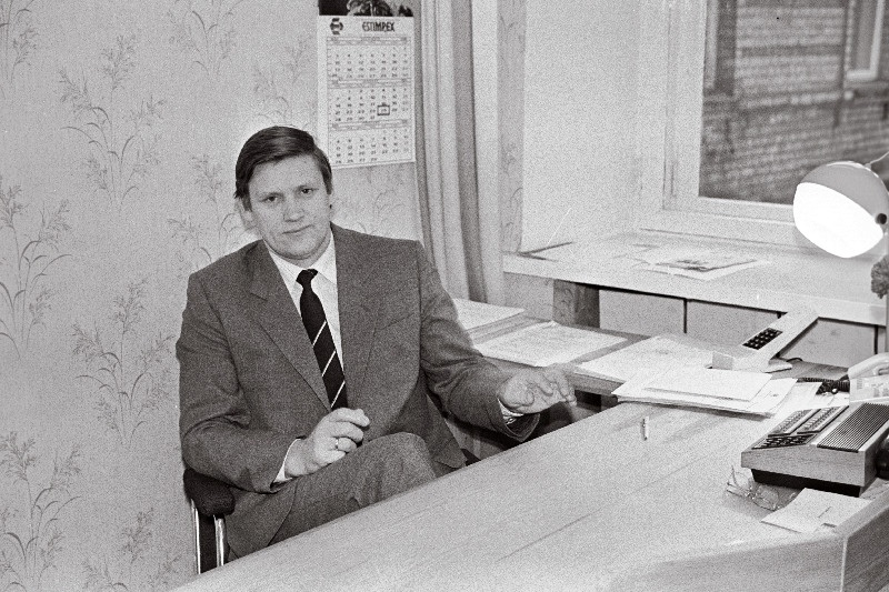 Keskkonnaminister Tõnis Kaasik laua taga.