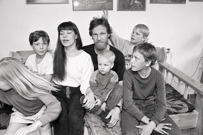 Signe Kivi kodus perekonnaga.  similar photo