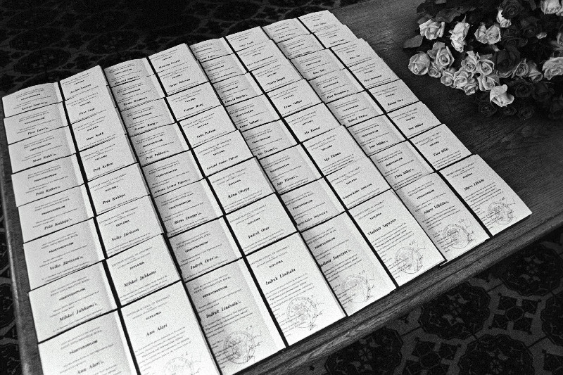 Lõpetas Eesti diplomaatide kooli I lend. Diplomid ja roosid laual.