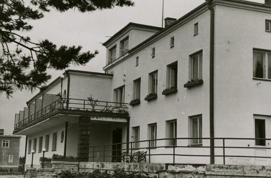 Riigiteenistujate sanatoorium Tallinnas Pirital, vaade hoonele. Arhitekt Roman Koolmar