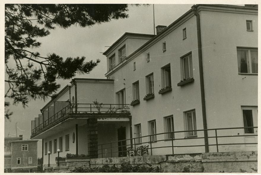 Riigiteenistujate sanatoorium Tallinnas Pirital, vaade hoonele. Arhitekt Roman Koolmar