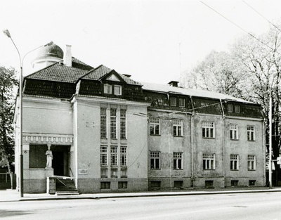 Pangahoone Tallinnas, otsevaade Estonia pst-lt. Arhitekt Aleksandr Jaron  similar photo