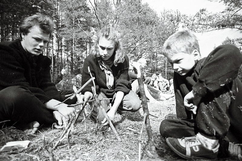 Taaralaste kokkutulek Viru-Nigula lähistel Masa hiies. Noored teevad lõket.