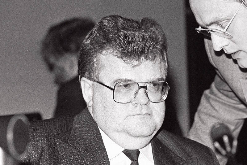 E. Savisaar Toompeal, kõrval R. Vare.