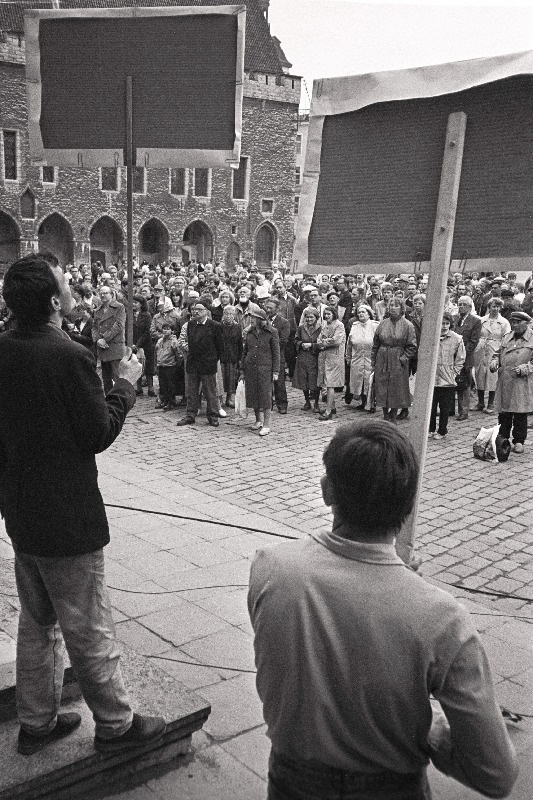 Kõnekoosolek Raekoja platsil okupatsiooni aastapäeva puhul.