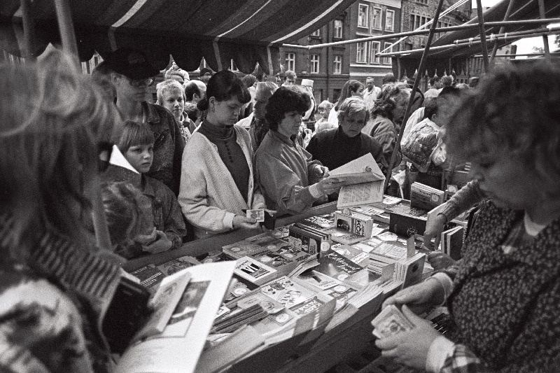 Vanalinnapäevad'91 "Tallinn - Põhjala linn". Raamatulaat Harju tänaval.