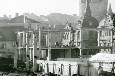 Tallinna kaubahall, 2 vaadet ehitusjärgus hoonele. Arhitekt Eva Hirvesoo  similar photo