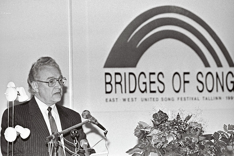 Festival "Bridges of song" Tallinn'91 Laulusillad. Ida-Lääne majanduskonverents. Kõneleb A. Rüütel.