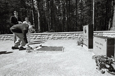 Festival "Bridges of song" Tallinn'91 Laulusillad. Z. Brzezinski, M. Päts, J. Radon, M. Lauristin Metsakalmistul K. Pätsi haual.  similar photo