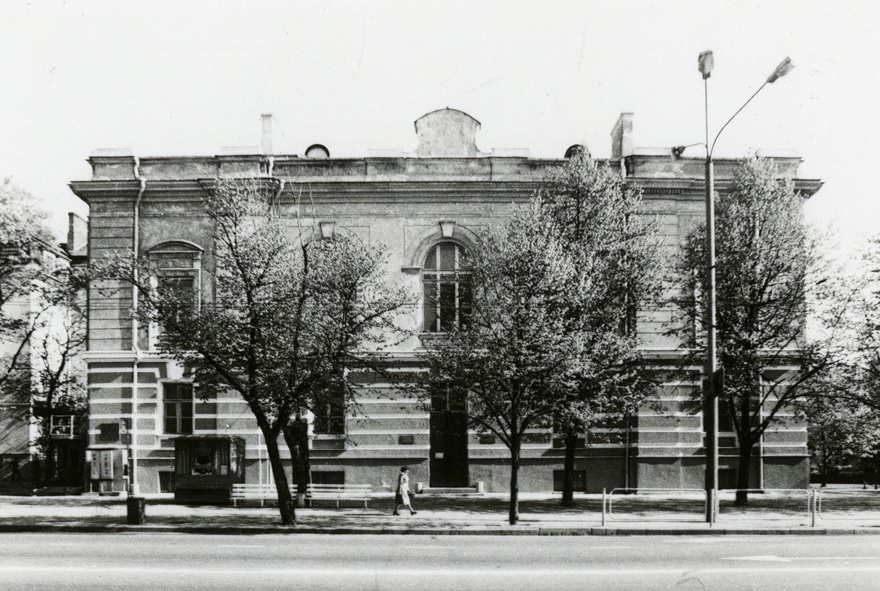 Tallinna Keskraamatukogu hoone, otsevaade peafassaadile. Arhitektid Mihhail Preobraženski, Rudolf Knüpffer