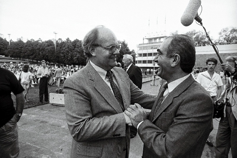 "Laulusilla'91", John Williams ja armeeni adirigent Gent Arutjan Tonikjan kätlemas.