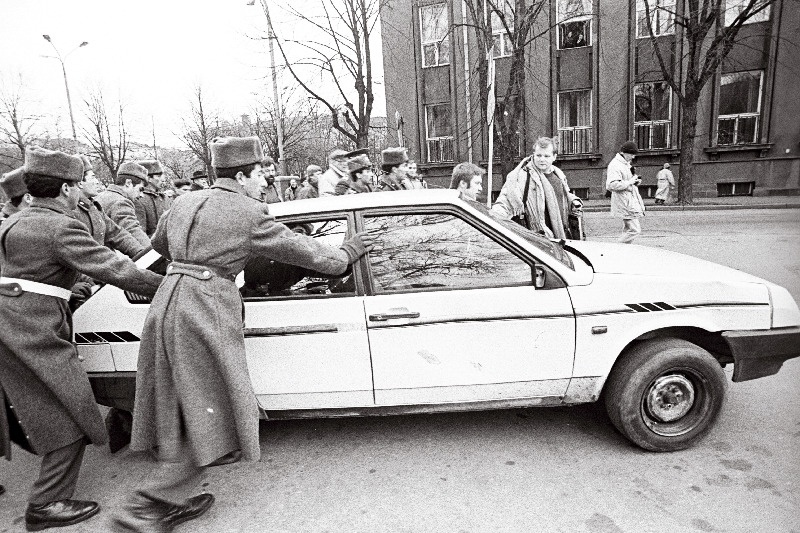 Jüri Estam ja kannatanu, sõdurid tõukavad autot intrite demonstratsiooni ajal.