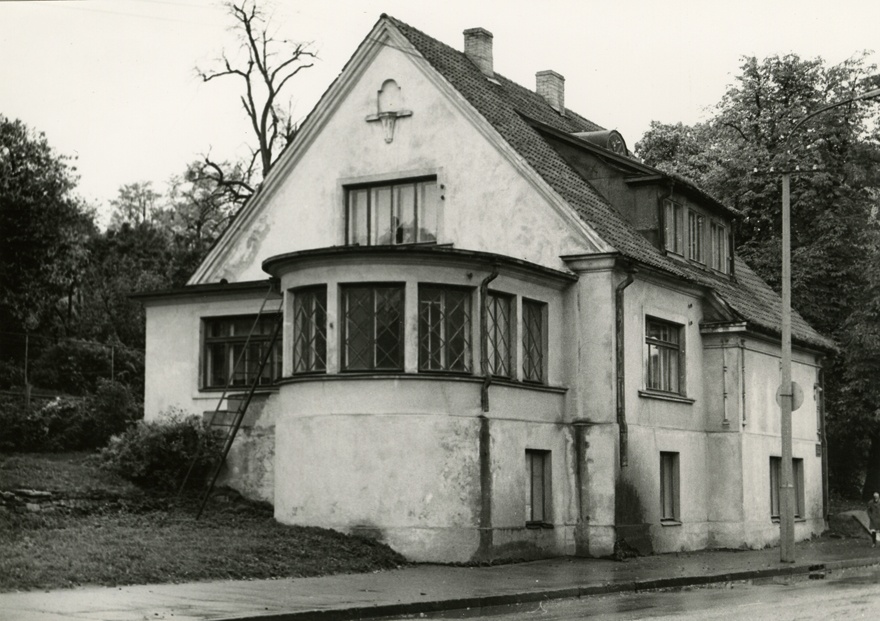Eramu Tallinnas, hoone vaade ümarärkliga. Arhitekt Herbert Johanson