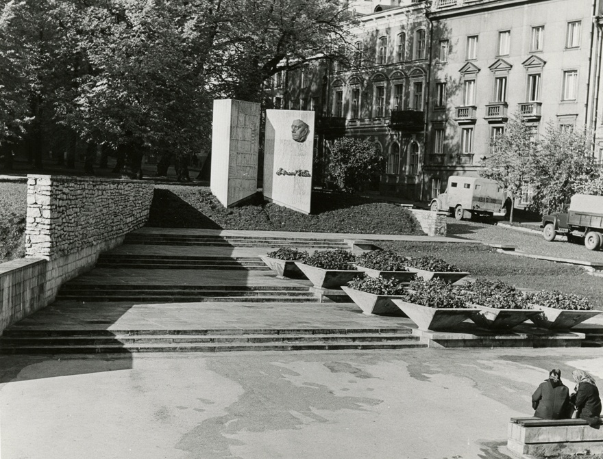 Eduard Vilde monument Tallinnas, vaade Harju tn-lt