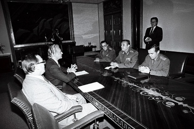 Balti sõjaväeringkonna ülem Valeri Mironov vastuvõtul A. Rüütli juures.  similar photo