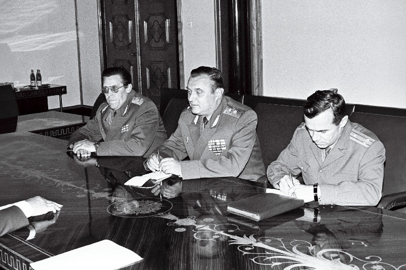 Balti sõjaväeringkonna ülem Valeri Mironov vastuvõtul A. Rüütli juures.