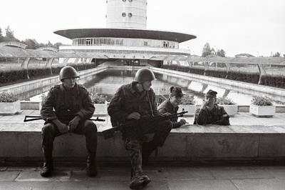 PUTŠ. Sõjaväelased istuvad all teletorni juures.  similar photo