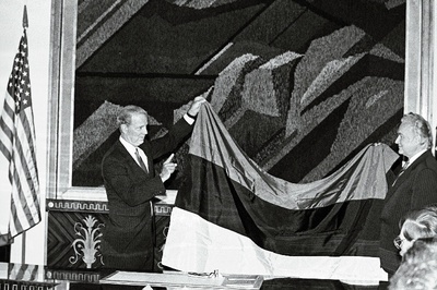USA riigisekretär James Baker Tallinnas. James Baker ja A. Rüütel Eesti lipuga.  similar photo