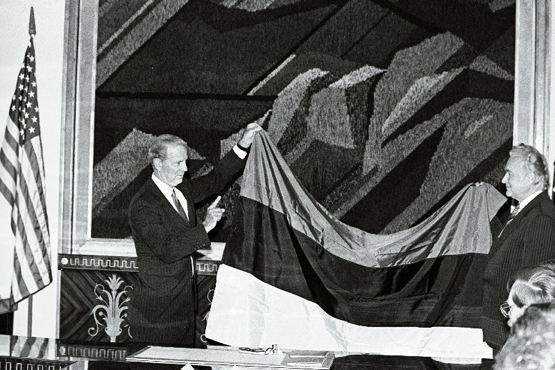 USA riigisekretär James Baker Tallinnas. James Baker ja A. Rüütel Eesti lipuga.