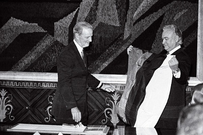 USA riigisekretär James Baker Tallinnas. James Baker ja A. Rüütel Eesti lipuga.  similar photo