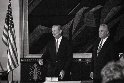 USA riigisekretär James Baker Tallinnas. J. Baker ja A. Rüütel püsti.  similar photo