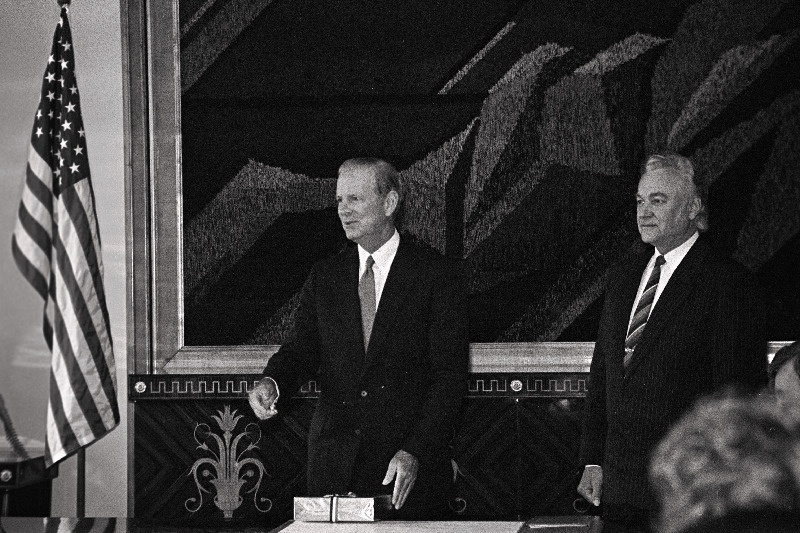 USA riigisekretär James Baker Tallinnas. J. Baker ja A. Rüütel püsti.