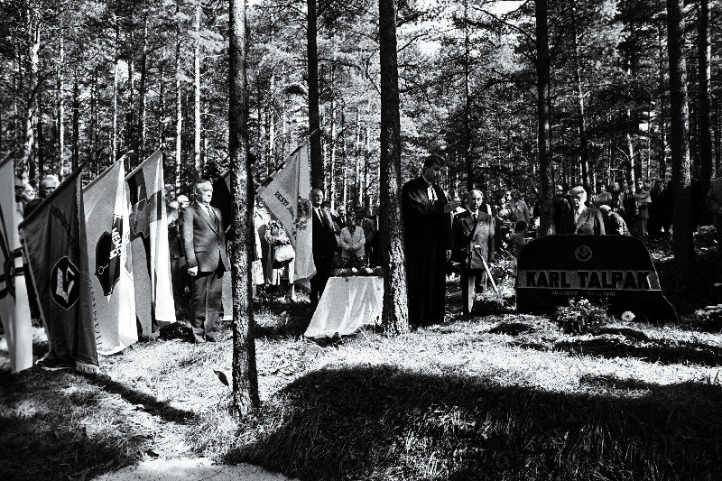 Jalaväe Rügement 200 kapteni Karl Talpaki ümbermatmine kodumaa mulda Metsakalmistul.