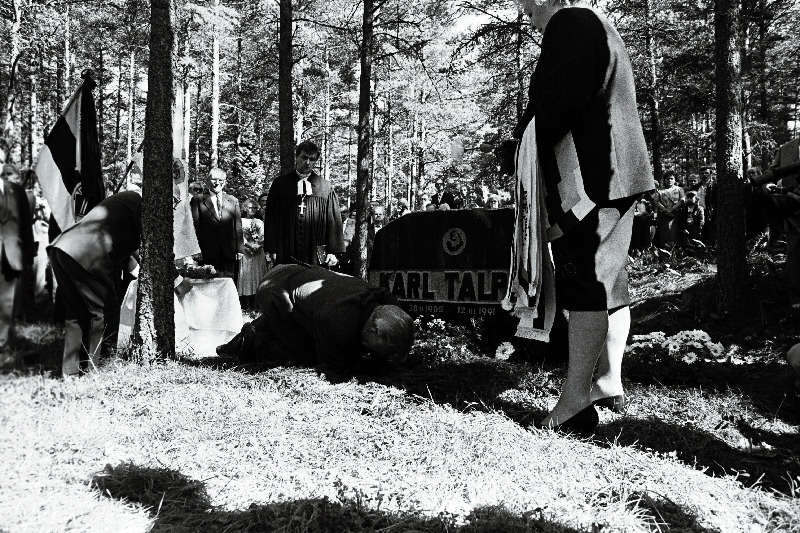 Jalaväe Rügement 200 kapteni Karl Talpaki ümbermatmine kodumaa mulda Metsakalmistul.