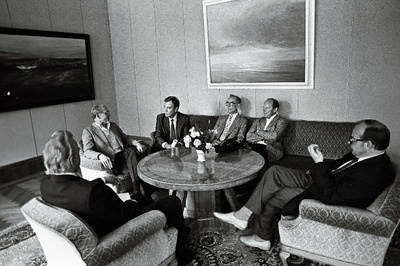 Läti suursaadik Aldis Beržins ja Eesti Vabariigi välisministri asetäitja Enn Liimets volikirjade üleandmisel.  similar photo
