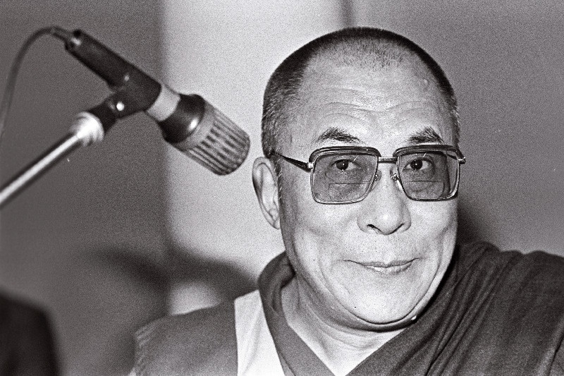 Tema pühadus XIV Dalai-Laama Tenzin Gyatso, Tiibeti vaimulik ja ilmalik juht.